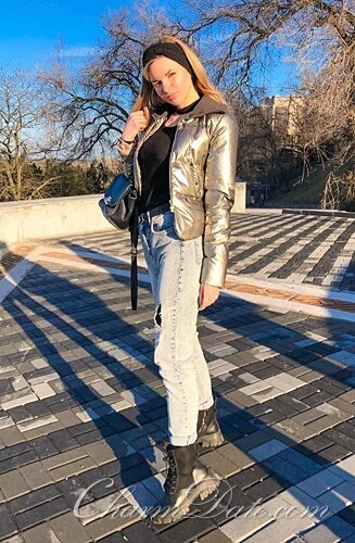 Anna, 25