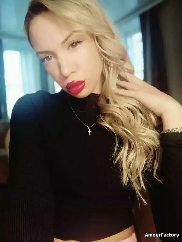 Yana, 28